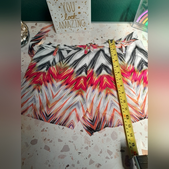 Lightweight shorts size 8 - Picture 3 of 4